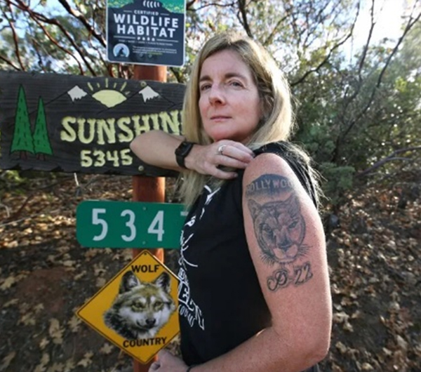 Beth Pratt, showing her tattoo of the mountain lion known as P-22